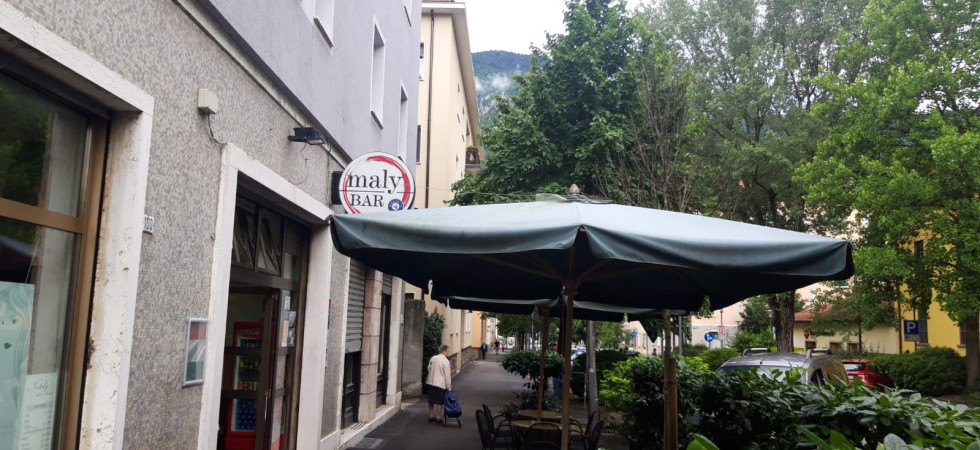 Ferma una ciclista sul marciapiede e viene tartassato di pugni